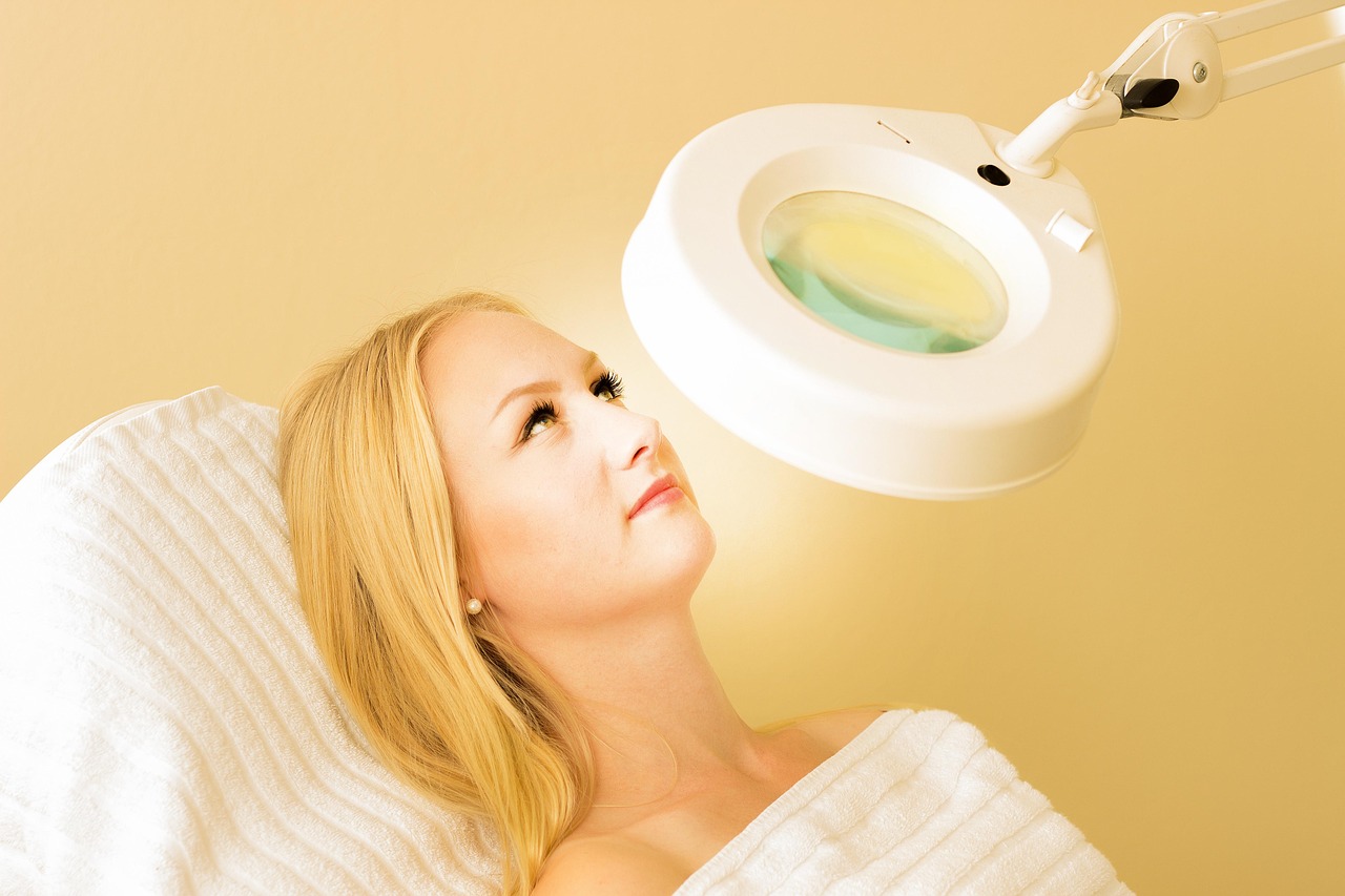 Hydrafacial vs. klasické kosmetické čištění: Proč se vyplatí vsadit na moderní technologii
