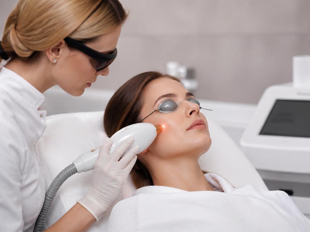 Od retinoidů po laser: Přehled nejúčinnějších lékařských zákroků